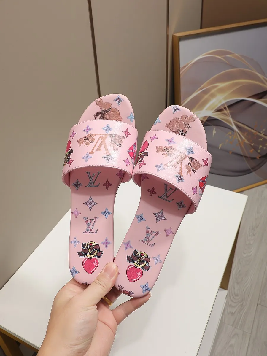 👟👟Ex-factory price 320👟👟 LV’s new flat-low flip-flops, 5D printed jade rabbit pattern, cowhide surface and sheepskin lining, genuine leather bottom imported from Italy, size 35-41